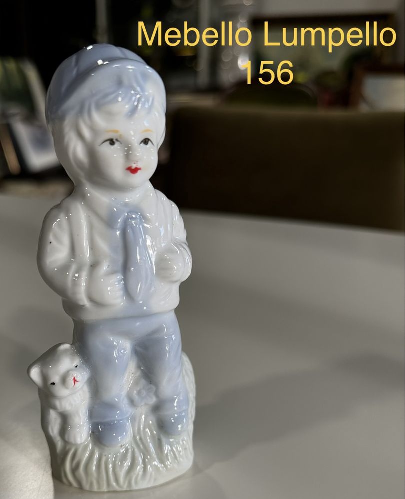 Figurka mała porcelanowa chłopiec z pieskiem 156