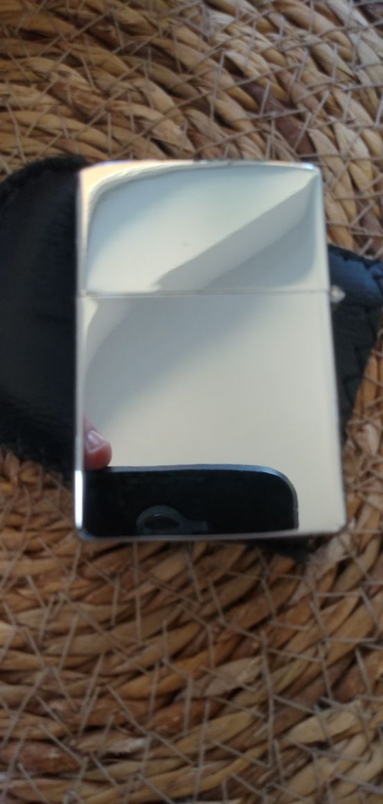 Trzy zapalniczki w stylu zippo