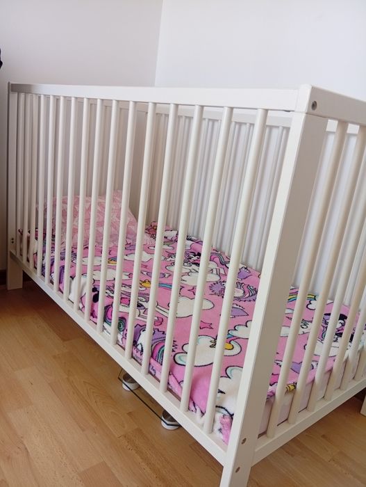 Berço com colchão mais cadeira de alimentação semi novosotivo mudança