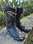 Botas AlpineStars, casaco Spidi e capacete AGV