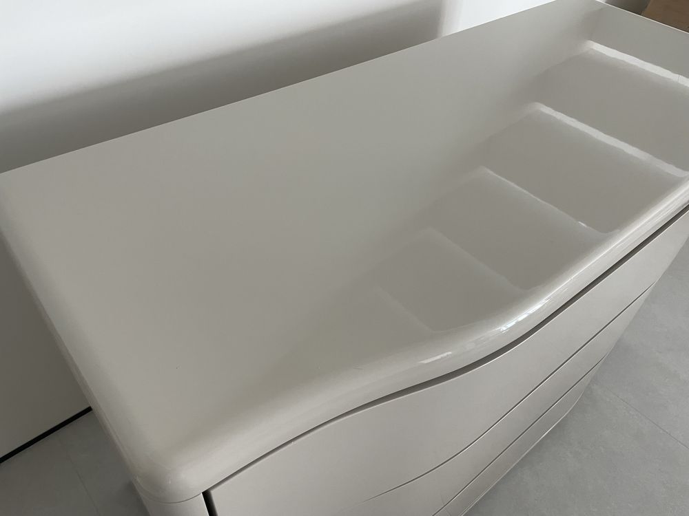 Comoda DiCarmo modelo Londres