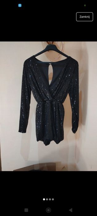 cekinowy kombinezon krótki z dekoltem v elegancki przewiewny na lato