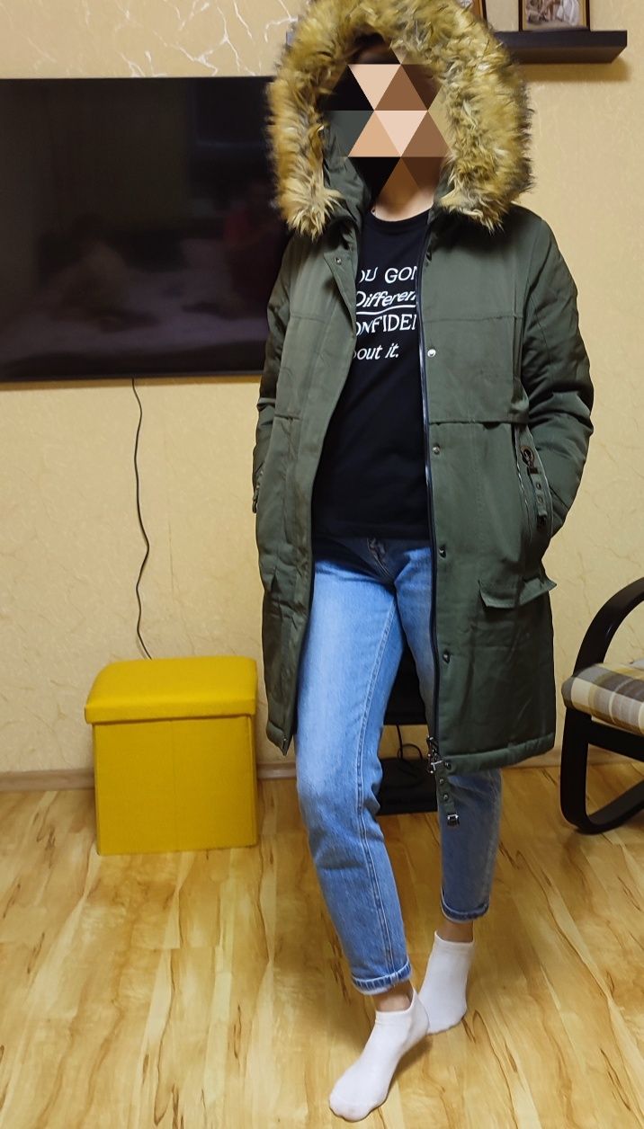 Зимова жіноча парка з капюшоном