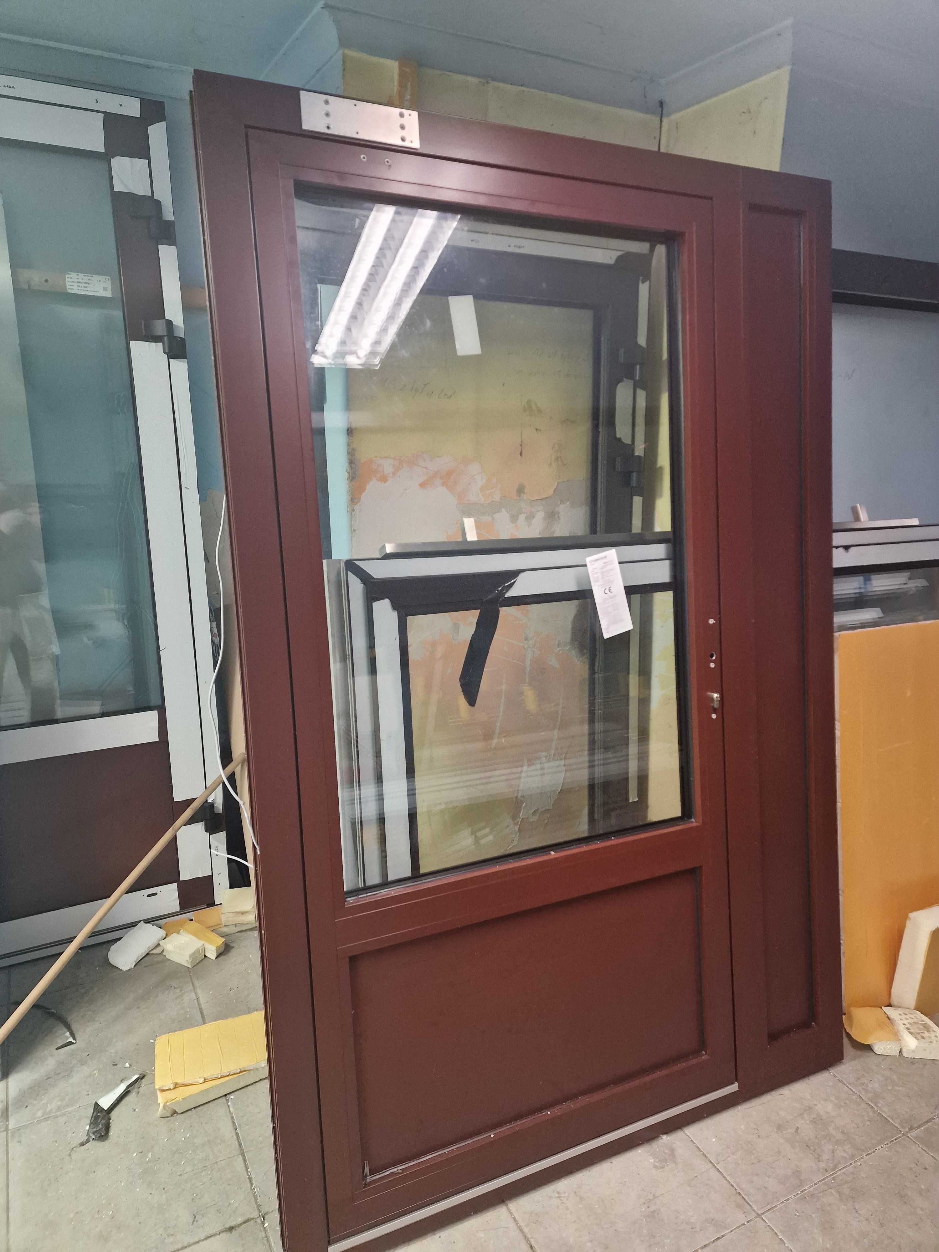 drzwi aluminiowe z naswietlem bocznym
