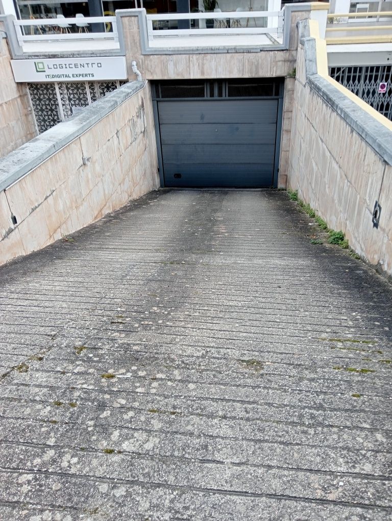 Arrendo Garagem, Garagem com 5x3,5 metros.