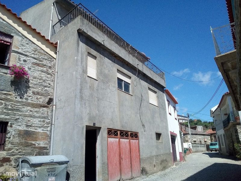 Moradia T3 para restaurar S.João da Pesqueira