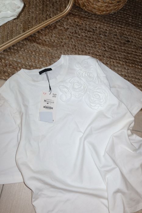 Футболка з обʼємними квітами, Zara