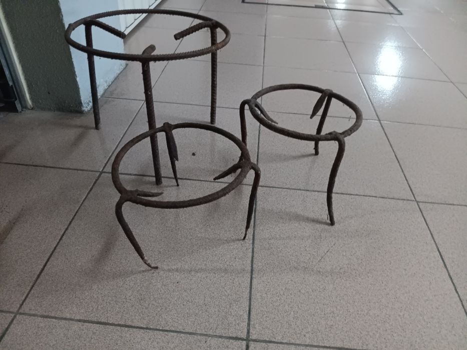 Tripés de fogo de chão antigos