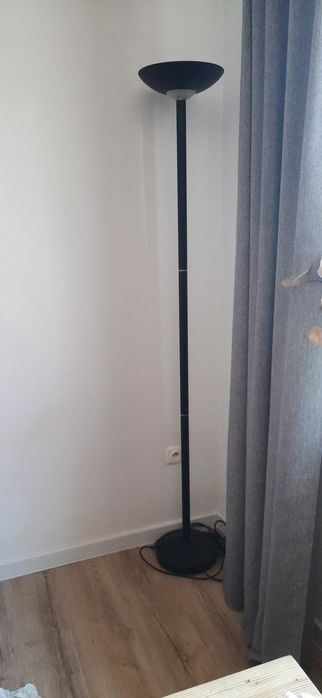 Lampa stojąca ze zmianem trybu światła