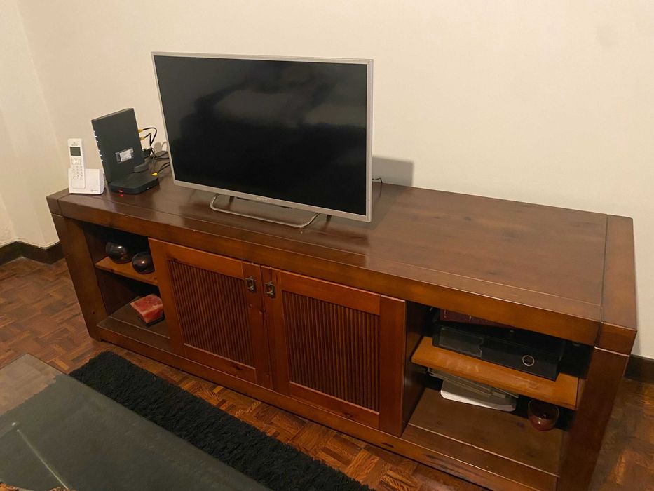 Móvel em madeira para televisor