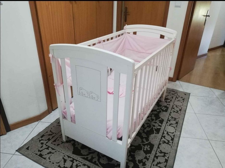 Cama de bebê lacado ( não é ika)+ colchão e estrado