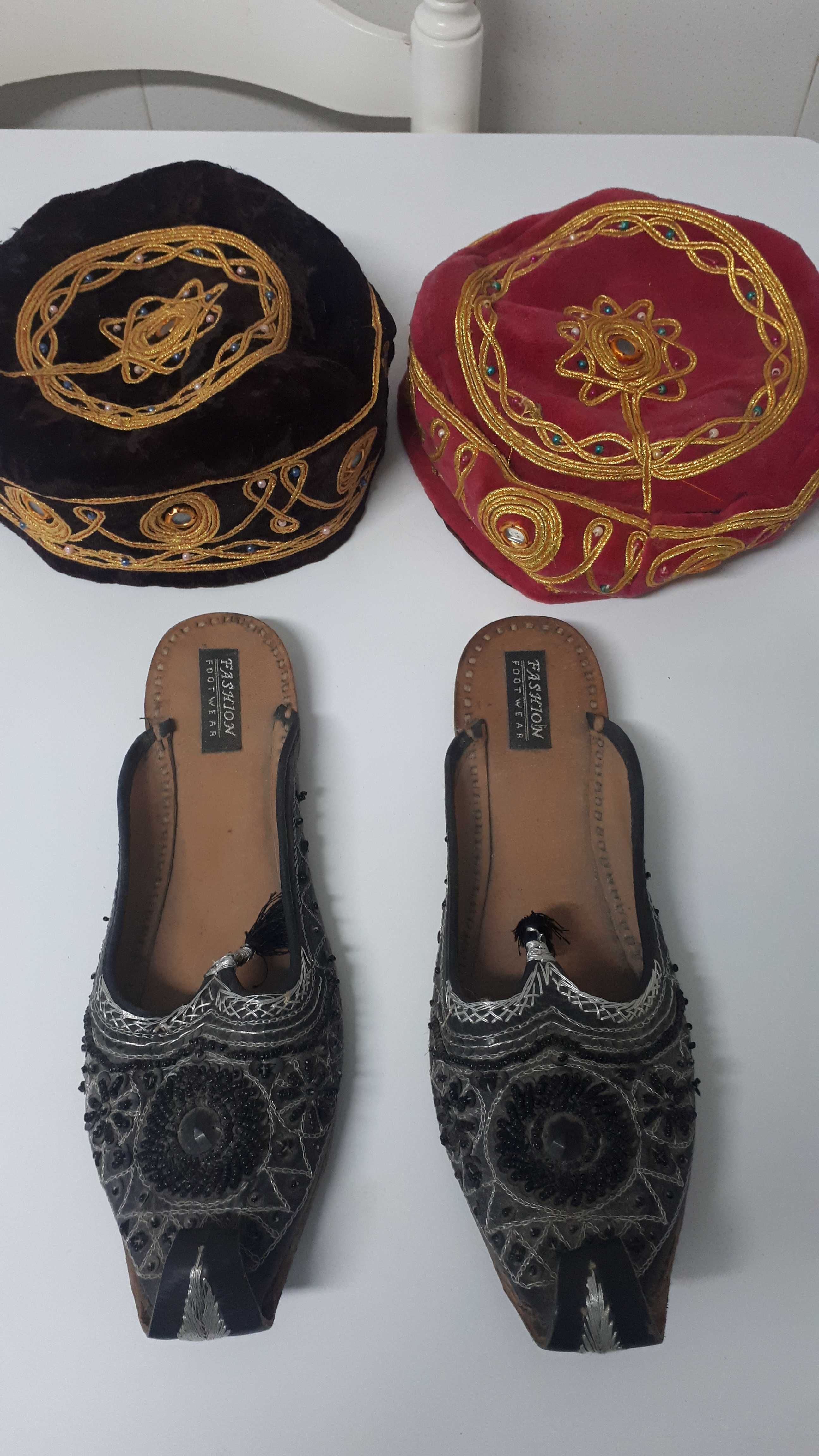 Chapéus muçulmanos e sandálias
