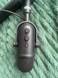 Mikrofon razer seiren v2 + statyw mgzos