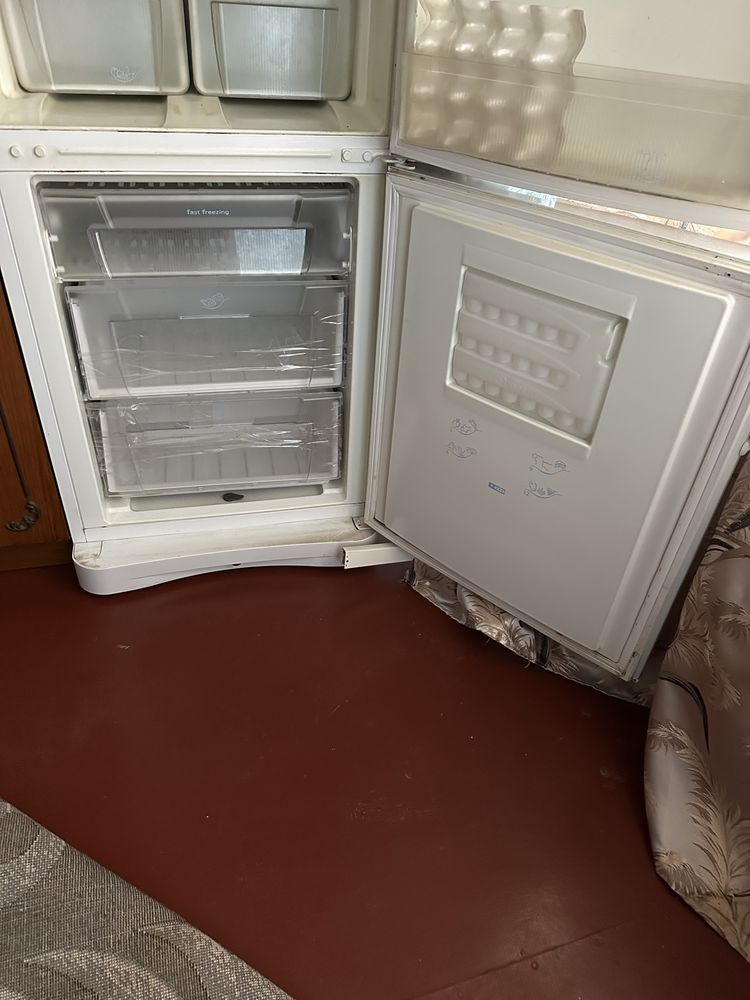 Продам холодильник INDESIT