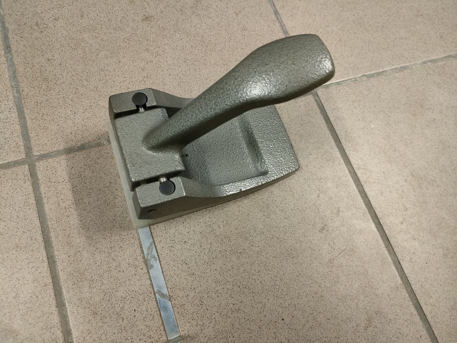 Stary zabytkowy solidny ciężki dziurkacz biurowy A4