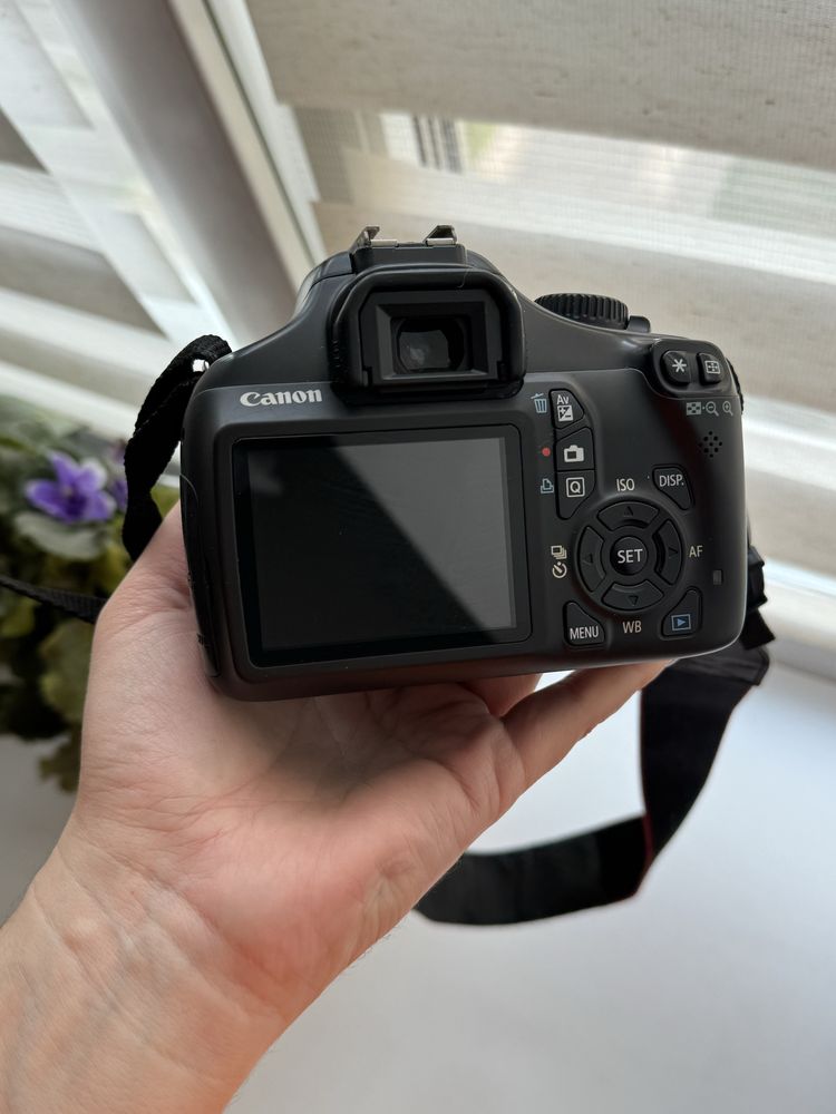 Canon 1100D в комплекті сумка, коробка, зарядка, карта памʼяті