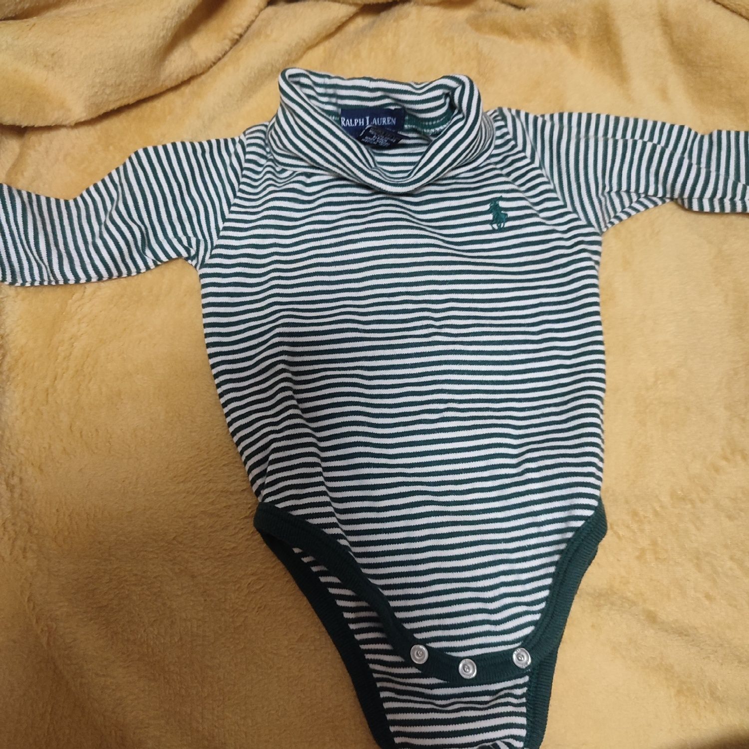 Roupa de bebe em muito bom estado.