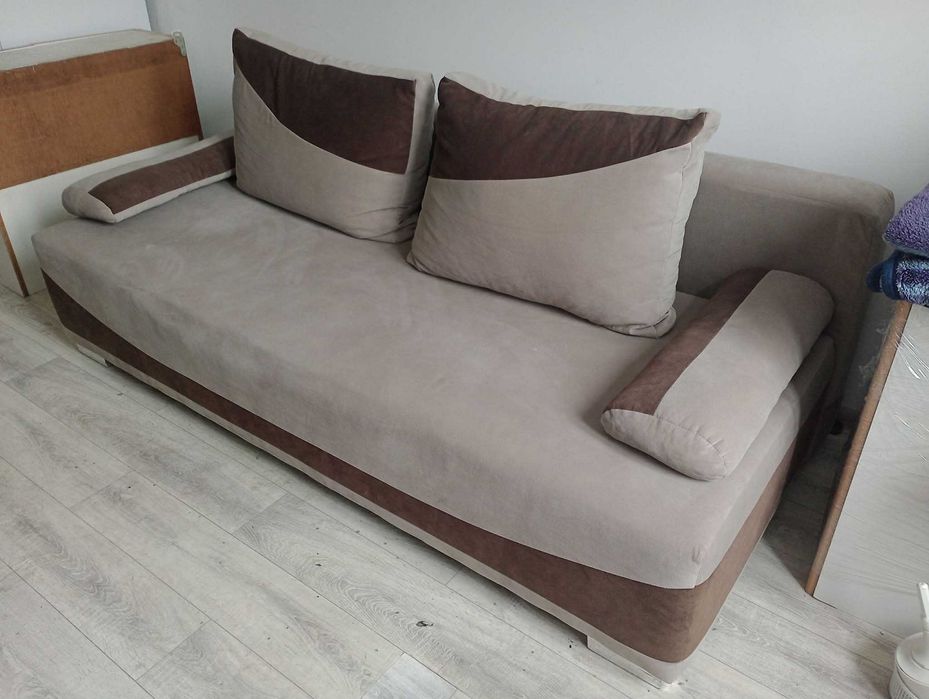 Łóżko rozkładane z poduszkami