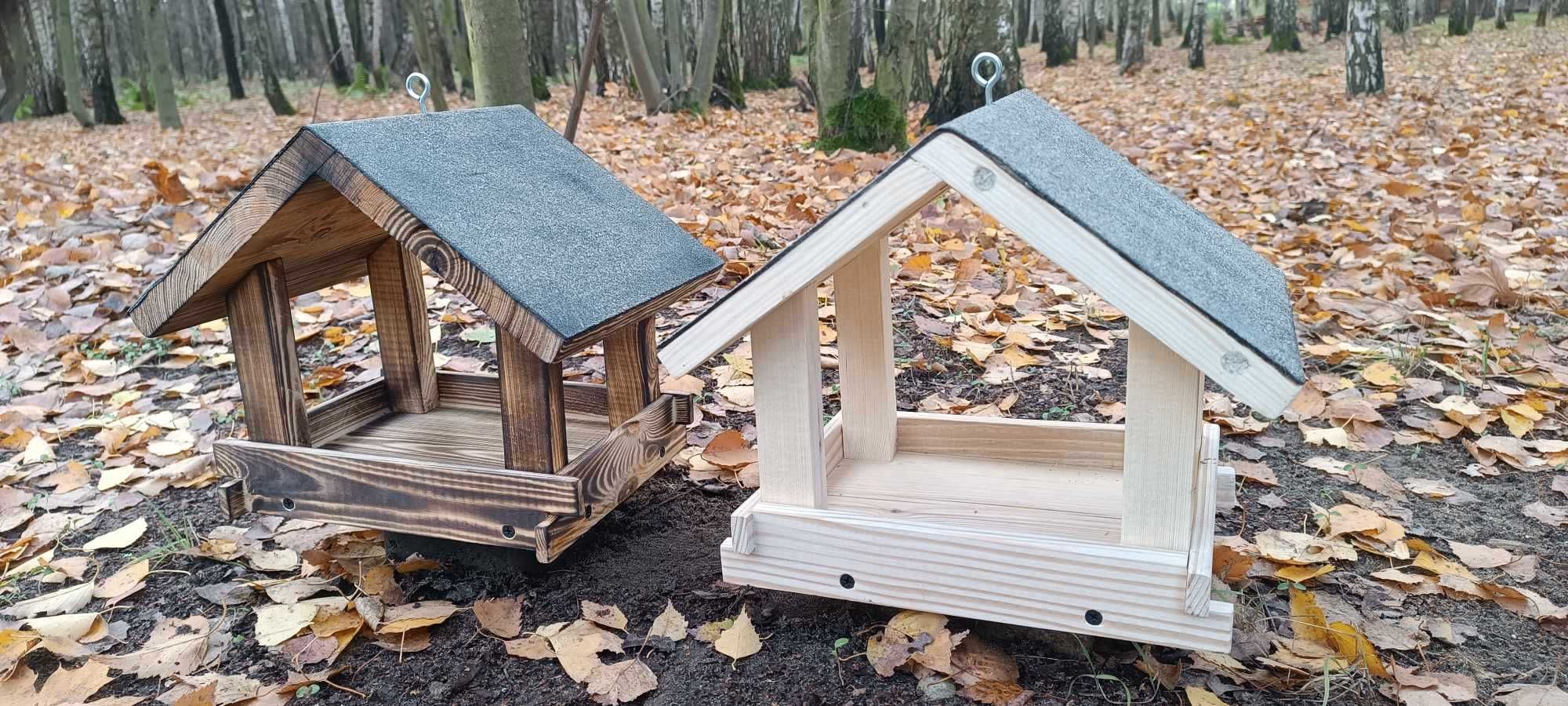 Karmnik dla ptaków drewniany.