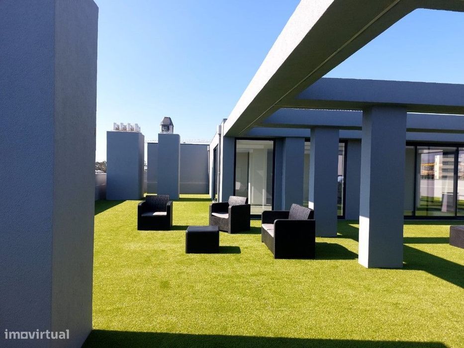 Apartamento T3, novo, terraço com churrasqueira; piscina e playgrou...