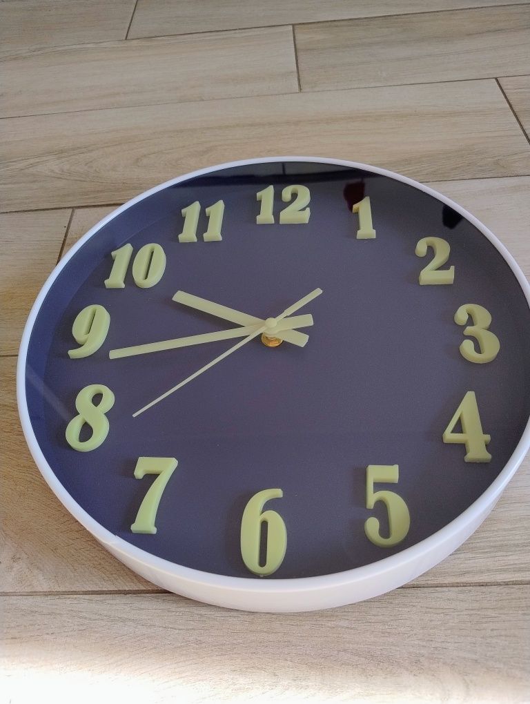 Zegar ścienny Świecący Chichy ruch 30 cm.