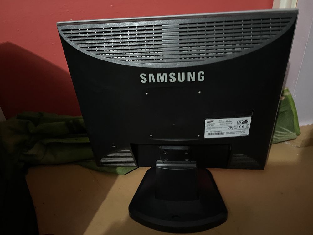 Monitor Samsung (model 913V N)