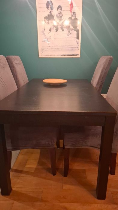 Stół rozkładanym z krzesłami