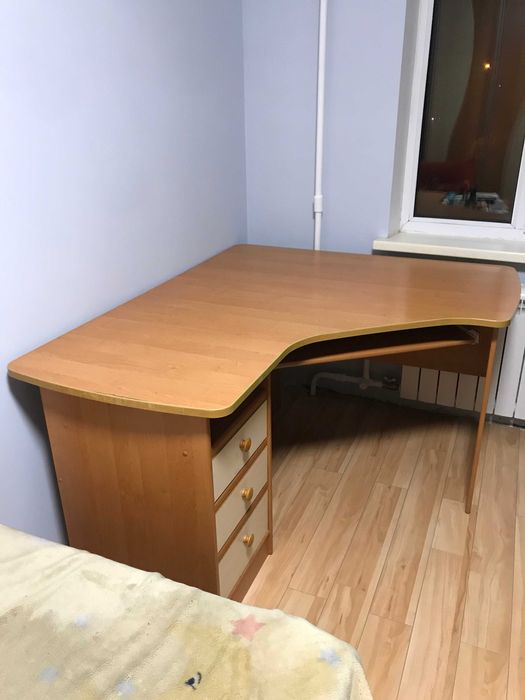 Меблі для дитячої кімнати (шкаф-купе, тумби, стіл)