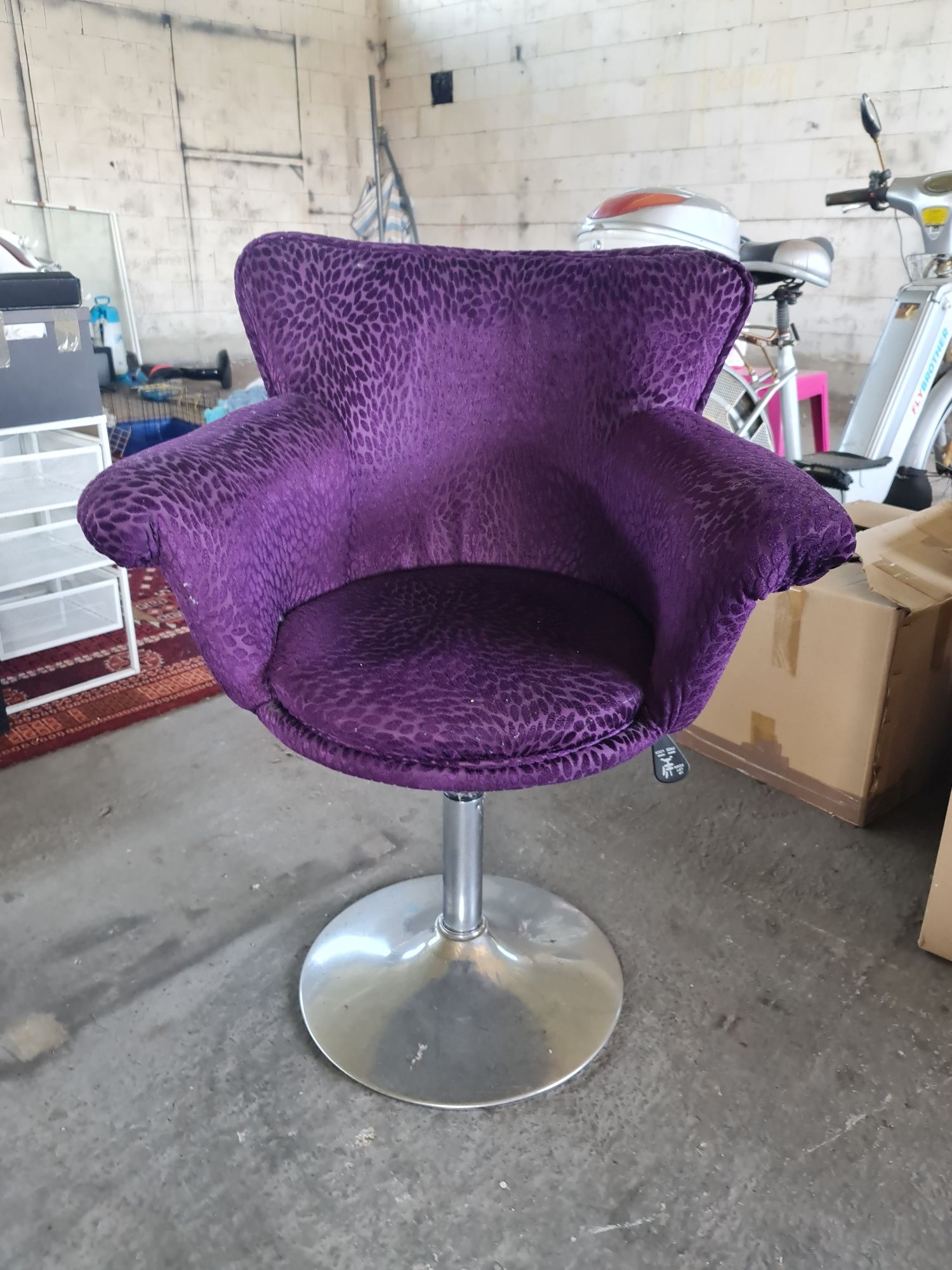 Fotel welurowy fioletowy