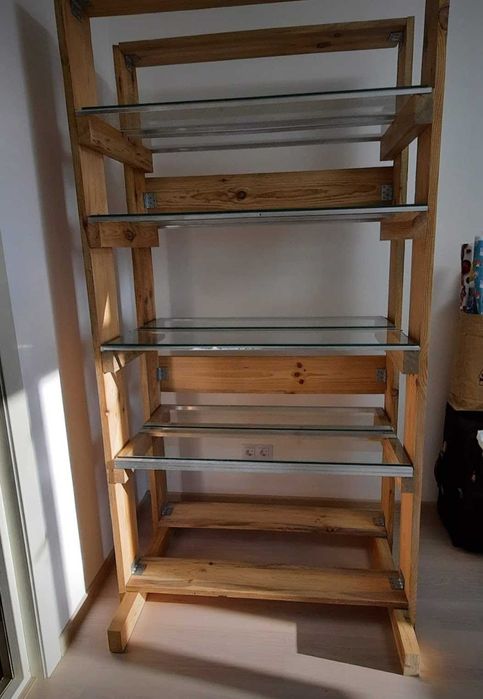 Дерев"яний стелаж з скляними полицями, лед стрічки