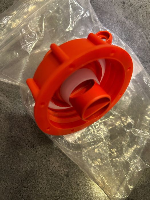 Korek do baniaków dużych z regulowanym odpowietrznikiem