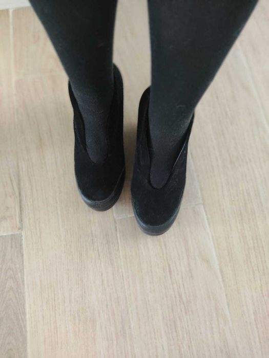 Sapatos em pele camurça compensados. Marca Cubanas, 36.