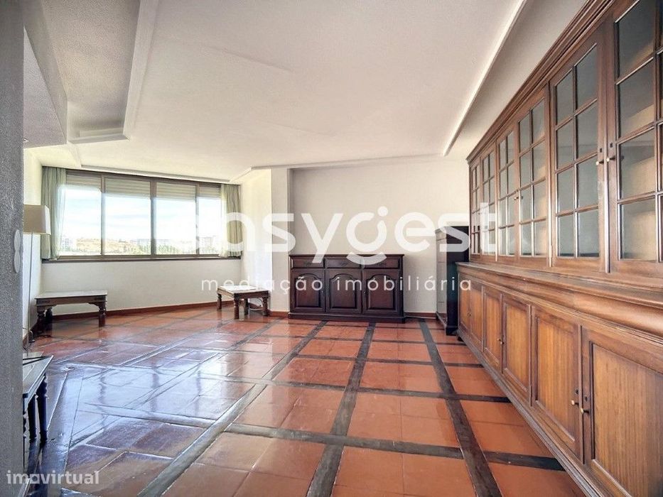 Apartamento T3 com suite remodelado com uma área de 127m2 no Lumiar