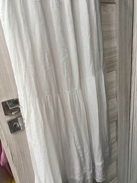 Długa biała sukienka na upały.