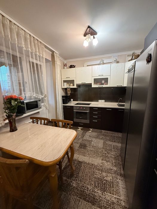 Продам евро 3к квартиру біля набережної Дніпра