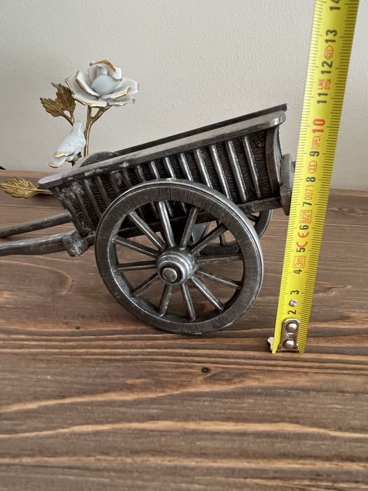 Dekoracyjna metalowa mini taczka – rustykalny styl vintage