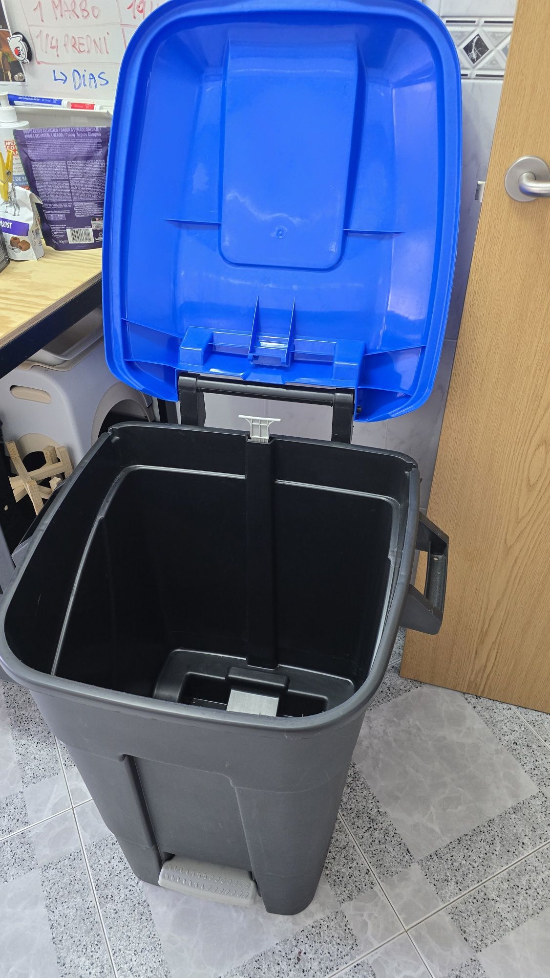 Caixote de lixo 100L c/oferta de 40 sacos
