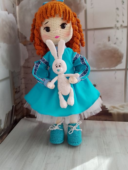 Лялька зв'язана гачком.