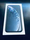 Pudełko Apple iPhone XR wraz z akcesriami