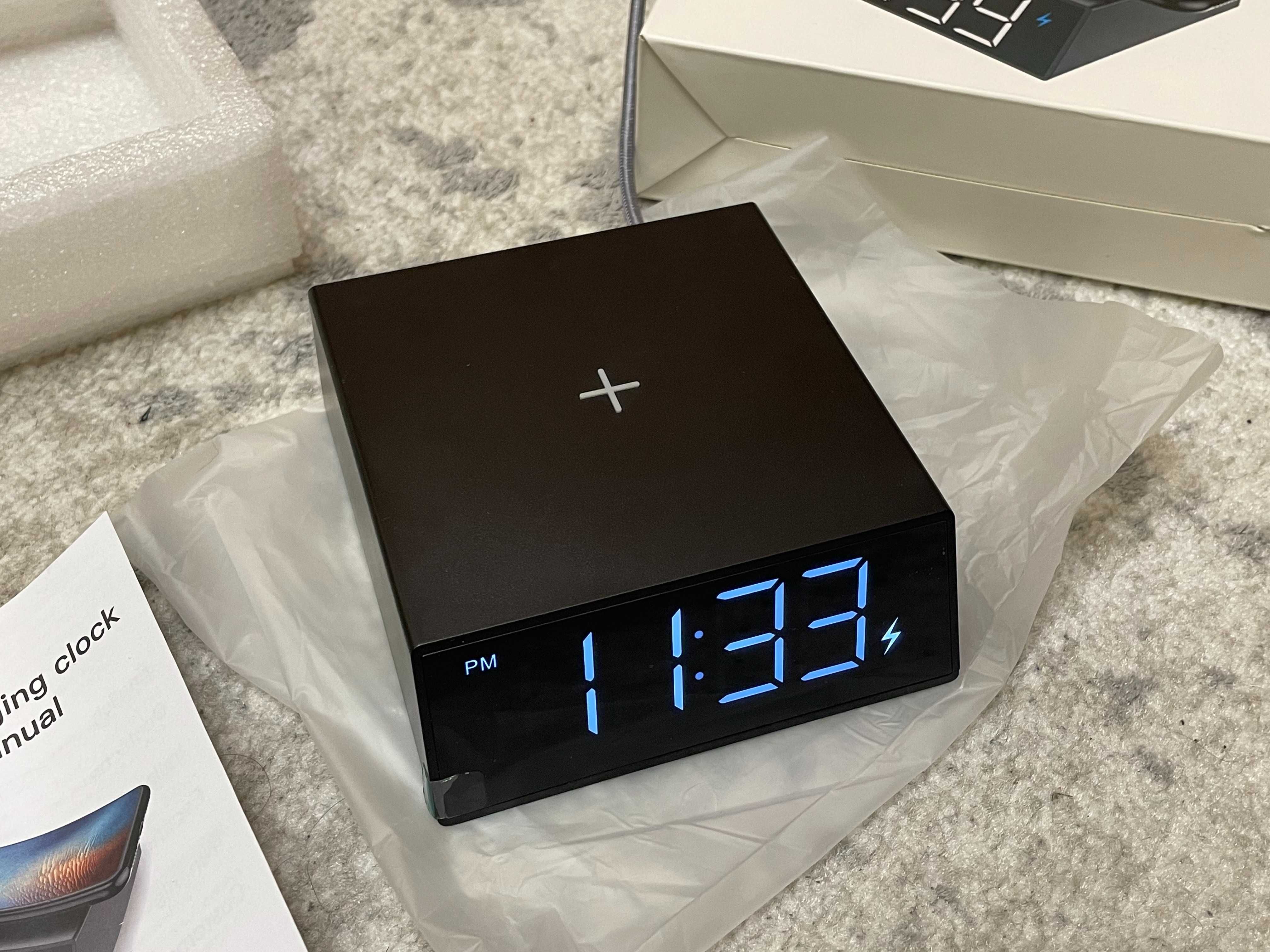 LED годинник-будильник з бездротовою зарядкою