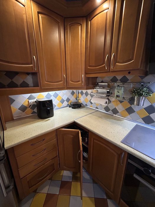 Meble kuchenne ze zmywarka i okapem