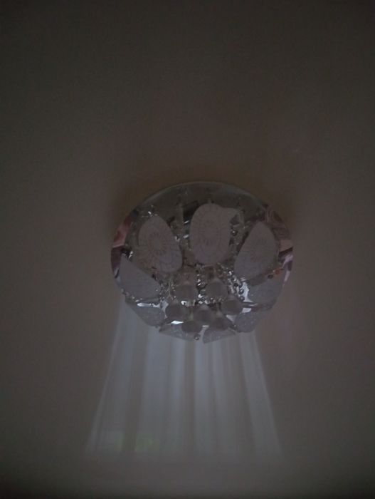 Продам б/у люстру в гарному стані