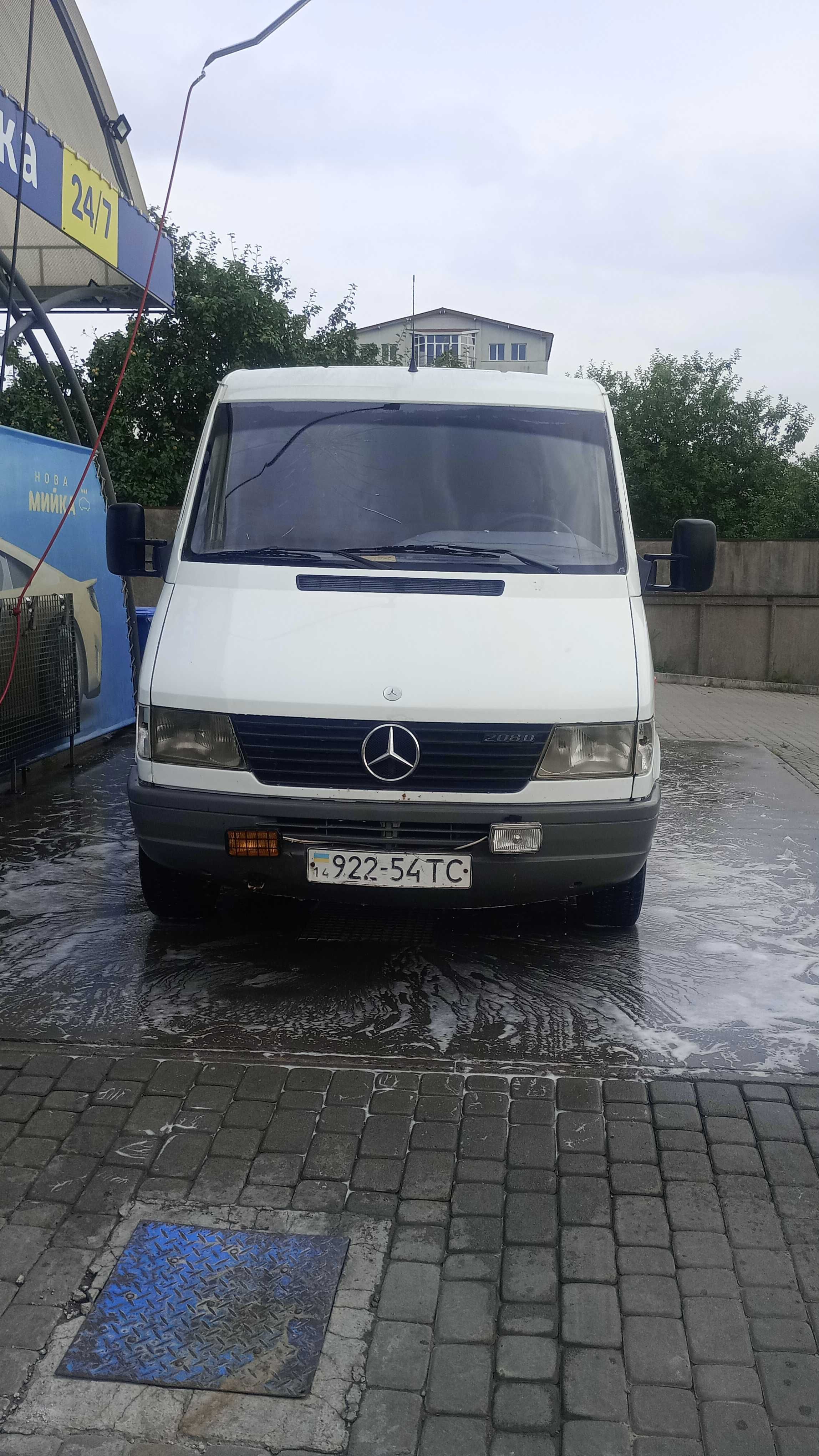 Автомобіль Мерседес спрінтер 208