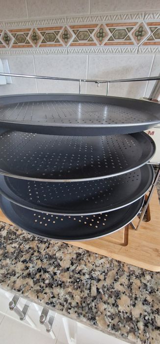 Conjunto de 4 tabuleiros antiaderentes redondos para pizza com suporte