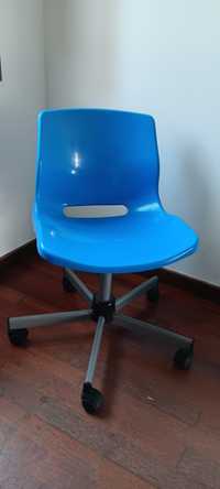 Cadeira de criança para secretária  em azul