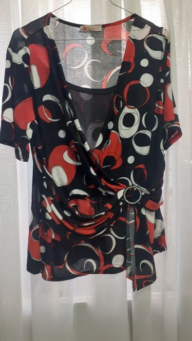 Blusa com fundo preto e motivos vermelhos e brancos em malha de seda c
