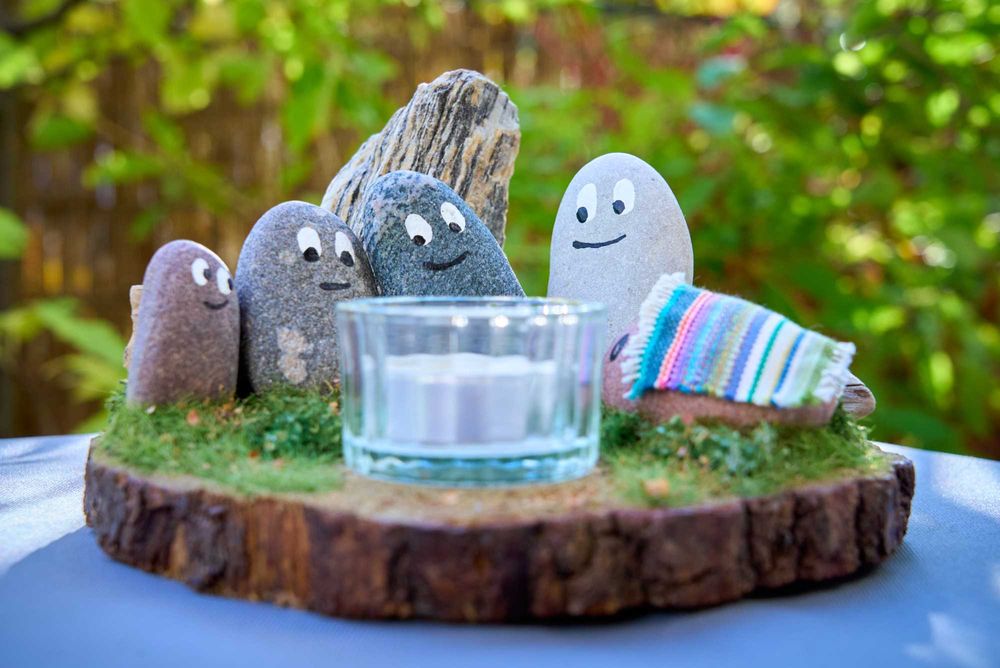 Dekoracja, świecznik z kamieni na plastrze drewna