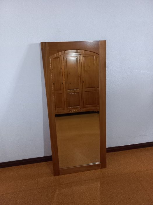 Espelho com moldura em madeira
