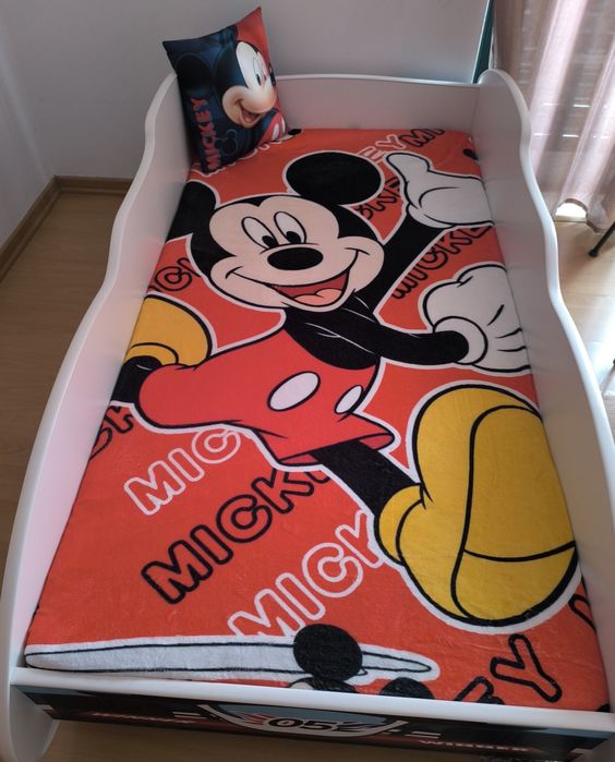 Cama de  criança formato de carro