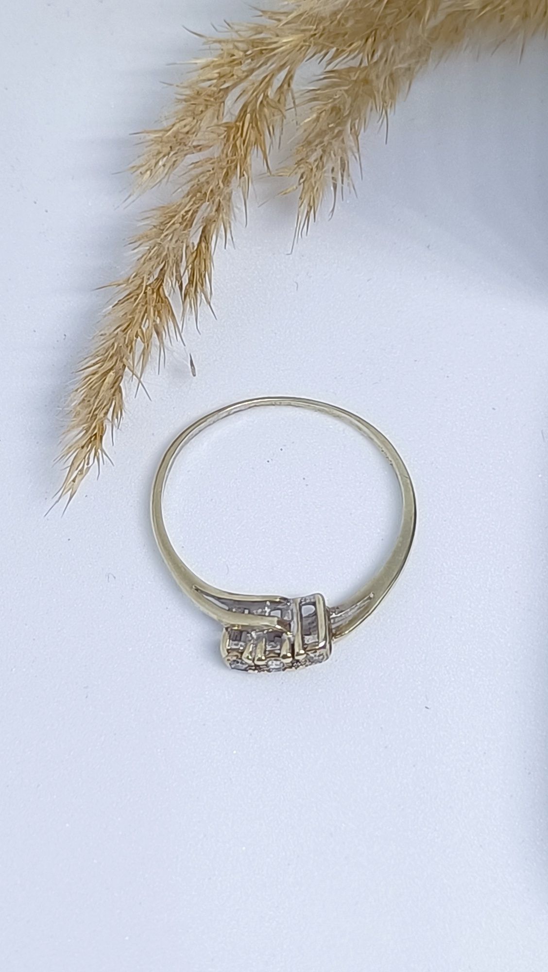 Dawny pierścionek ze złota z diamentami